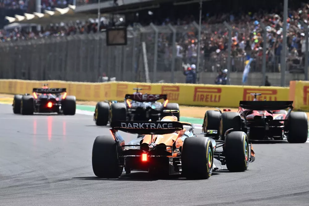 Max Verstappen, Red Bull Racing RB20, lidera seguido de George Russell, Mercedes F1 W15, Charles Leclerc, Ferrari SF-24, y Lando Norris, McLaren MCL38