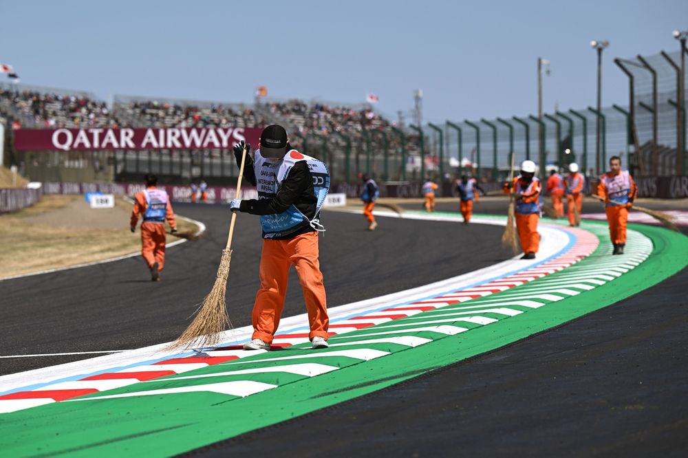 Oficiales caminando en el circuito