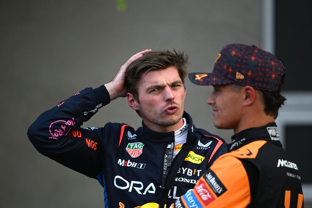 Max Verstappen, da Red Bull Racing, e Lando Norris, da McLaren F1 Team, no Parc Ferme após a classificação