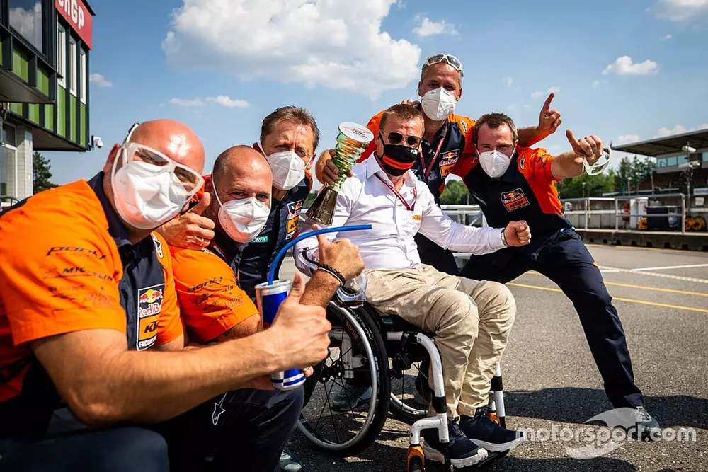 Des membres de Red Bull KTM Factory Racing f&ecirc;tent la victoire