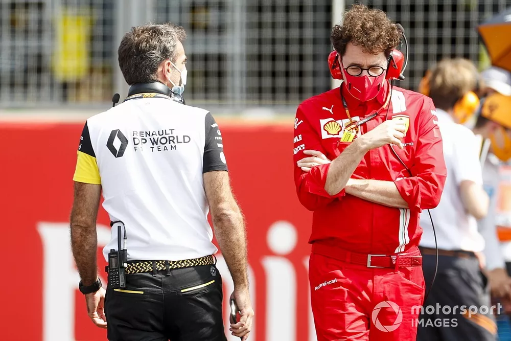 Cyril Abiteboul, Director General del equipo Renault F1, y Mattia Binotto, Director del equipo Ferrari