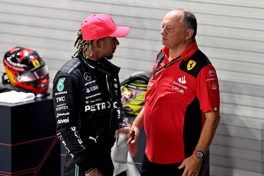 Lewis Hamilton, Mercedes-AMG, 3&ordf; posici&oacute;n, Frederic Vasseur, Team Principal y Director General, Scuderia Ferrari, charla en el Parc Ferme.