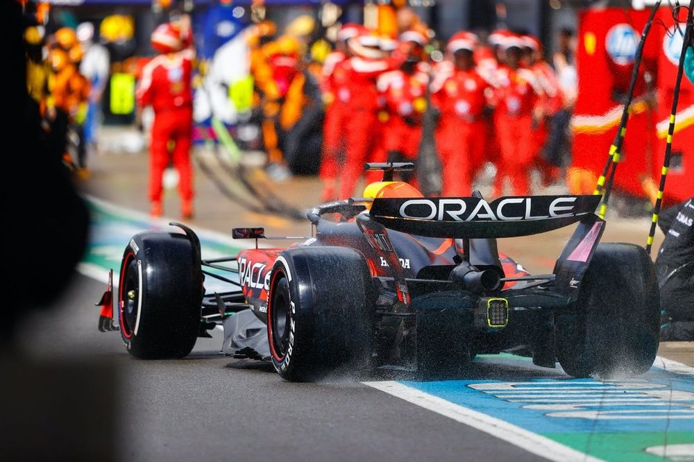 Max Verstappen, Red Bull Racing RB20, sale de su box tras una parada