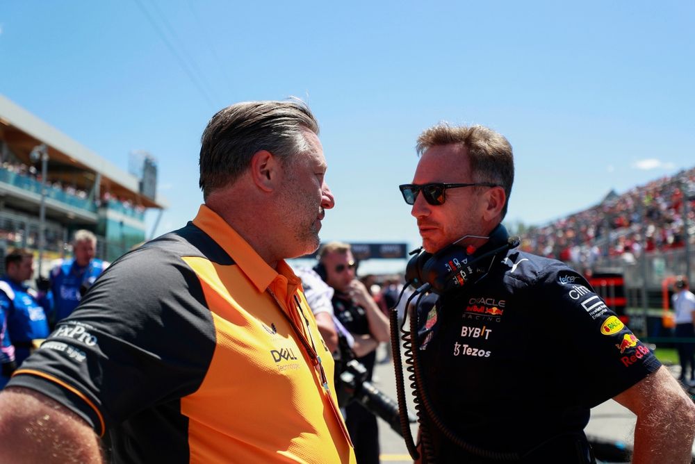 Zak Brown, CEO de McLaren Racing, charla con Christian Horner, Team Principal de Red Bull Racing, en la parrilla de salida.