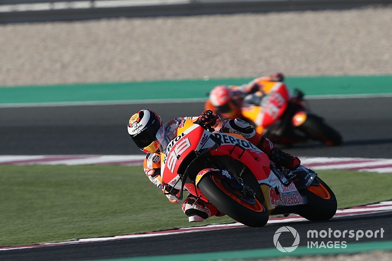 Fuertes caídas de Lorenzo y Márquez en un tercer ensayo marcado por el viento
