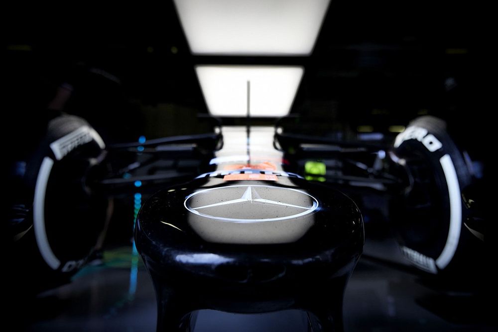 El logo de Mercedes en nariz del coche de Lewis Hamilton, Mercedes W12 