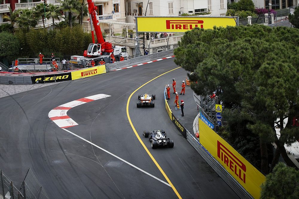 Lando Norris, McLaren MCL35M, Pierre Gasly, AlphaTauri AT02