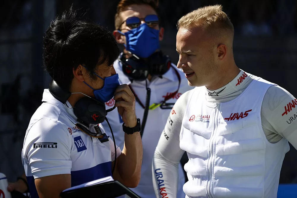 Ayao Komatsu, ingeniero jefe de Haas, y Nikita Mazepin, de Haas F1, en la parrilla de salida
