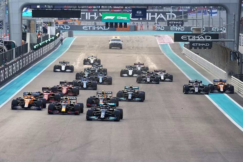 Lewis Hamilton, Mercedes W12, Max Verstappen, Red Bull Racing RB16B, Lando Norris, McLaren MCL35M, Sergio Perez, Red Bull Racing RB16B, Valtteri Bottas, Mercedes W12, the rest of the field away at the start