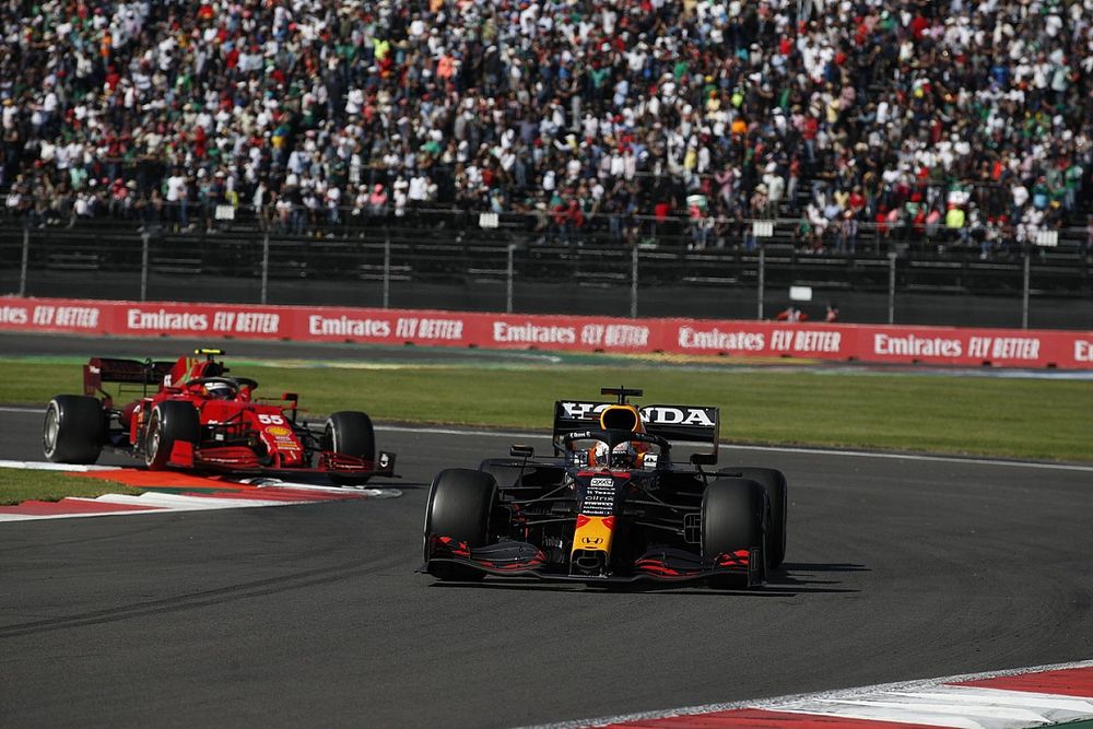Max Verstappen, Red Bull Racing RB16B, Carlos Sainz Jr, Ferrari SF21