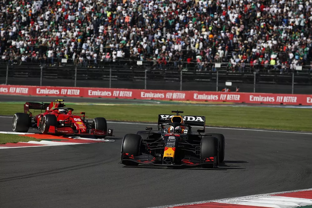 Max Verstappen, Red Bull Racing RB16B, Carlos Sainz Jr, Ferrari SF21