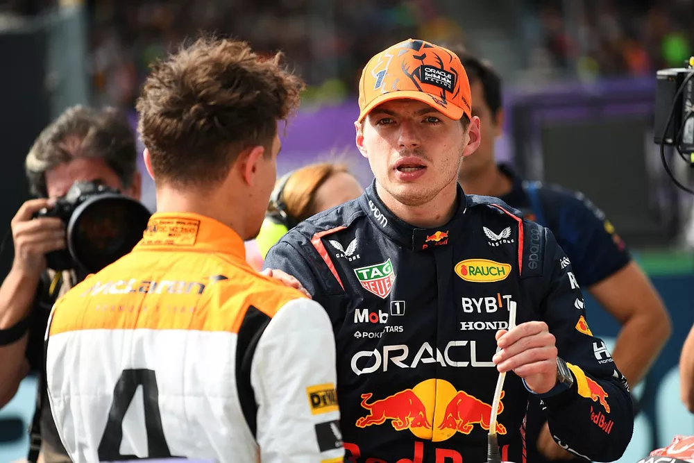 Lando Norris, McLaren, el ganador de la pole Max Verstappen, Red Bull Racing, hablan en el Parc Ferme tras la clasificaci&oacute;n