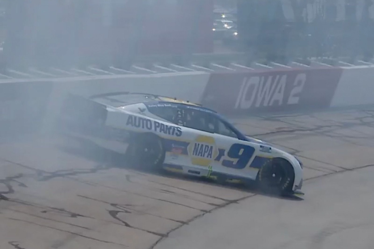 Chase Elliott crashes in practice at Iowa Speedway