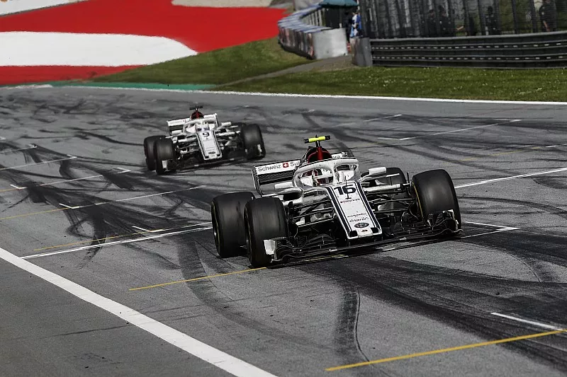 Charles Leclerc, Sauber C37 and Marcus Ericsson, Sauber C37 cross the line