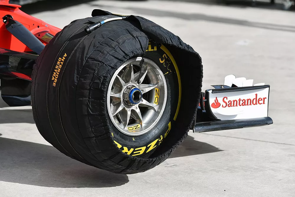 Ferrari SF70H voorwiel en Pirelli-band in de bandenwarmer