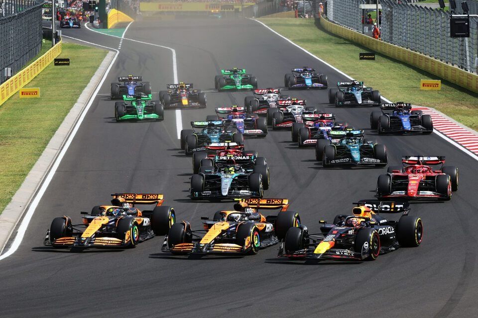 Lando Norris, McLaren MCL38, Max Verstappen, Red Bull Racing RB20, Oscar Piastri, McLaren MCL38, Charles Leclerc, Ferrari SF-24, Carlos Sainz, Ferrari SF-24, o resto da equipe na largada
