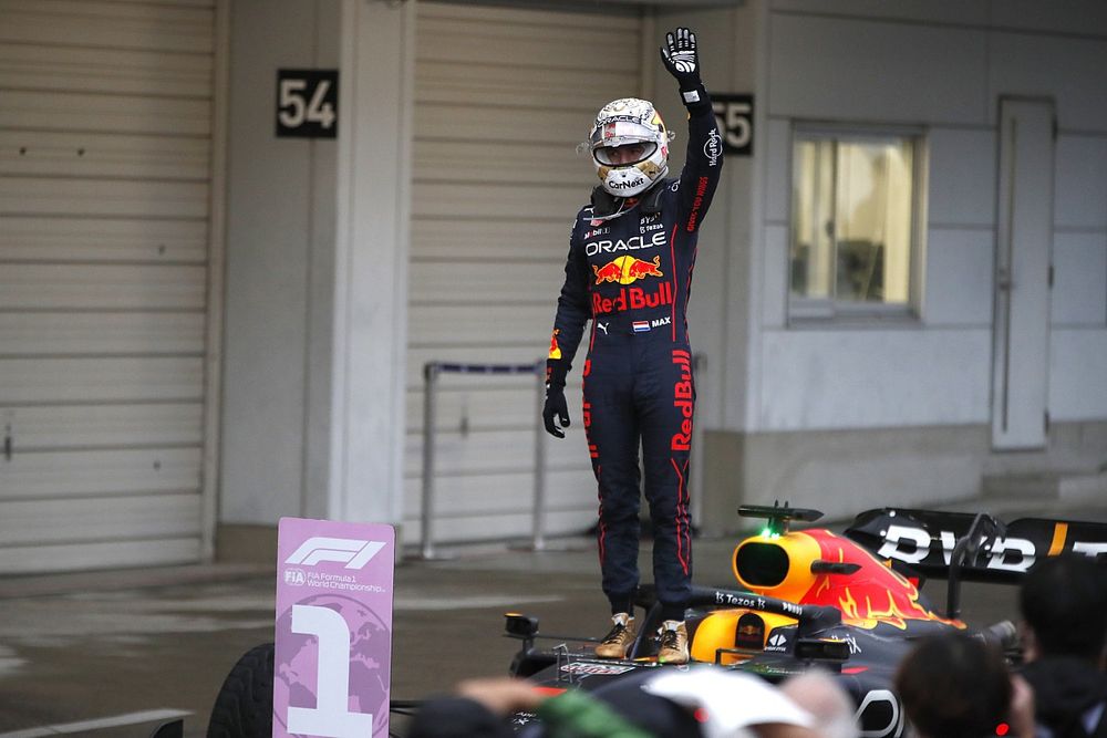 Max Verstappen, Red Bull Racing, 1ª posición, celebra su llegada al Parc Ferme