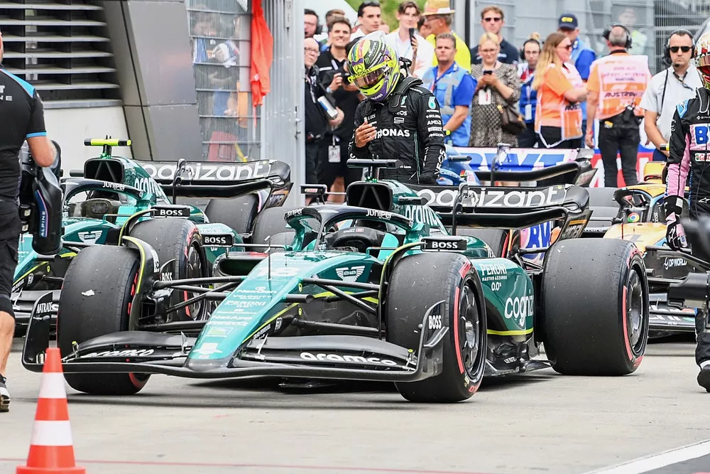Lewis Hamilton, Mercedes-AMG, inspecciona el coche de Fernando Alonso, Aston Martin AMR23, en Parc Ferme tras la clasificación