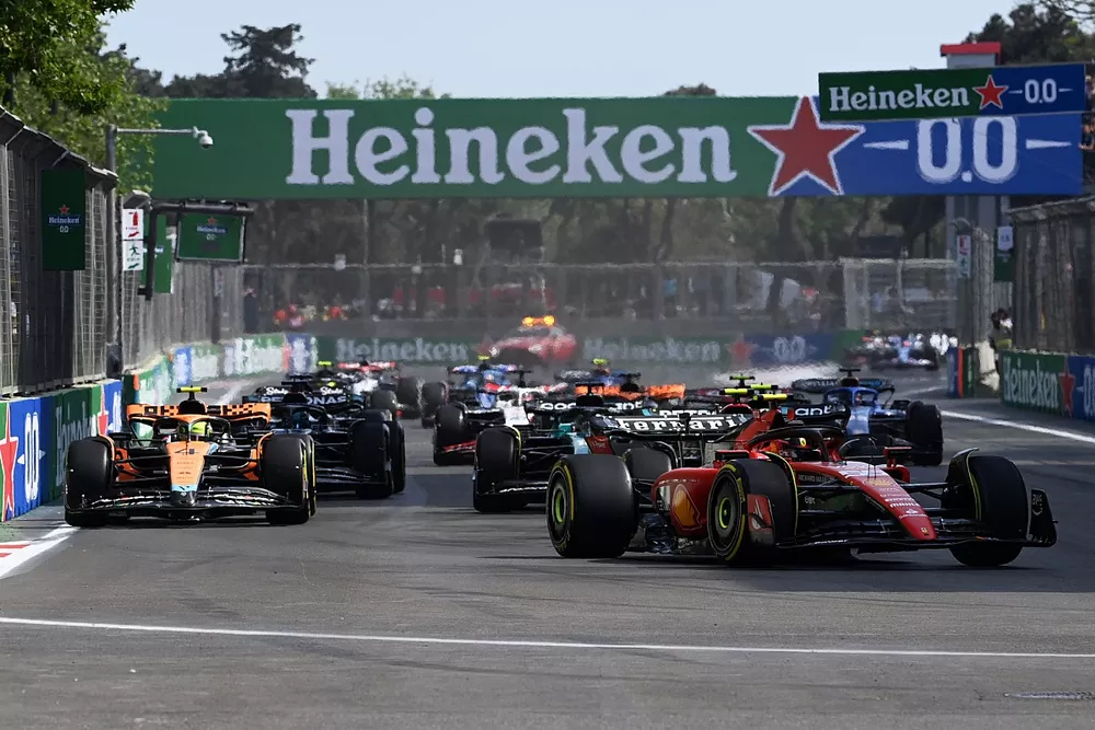 Carlos Sainz, Ferrari SF-23, Lando Norris, McLaren MCL60, Lewis Hamilton, Mercedes F1 W14, George Russell, Mercedes F1 W14, the remainder of the field on the opening lap