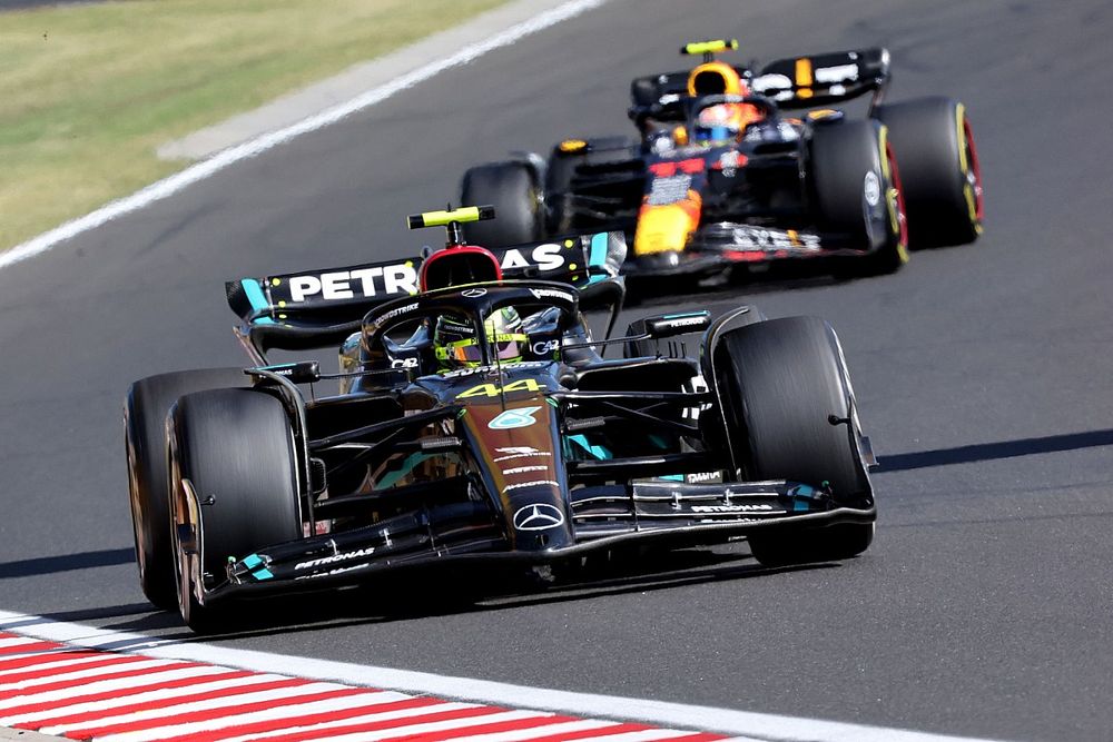 Lewis Hamilton, Mercedes F1 W14, Sergio Perez, Red Bull Racing RB19