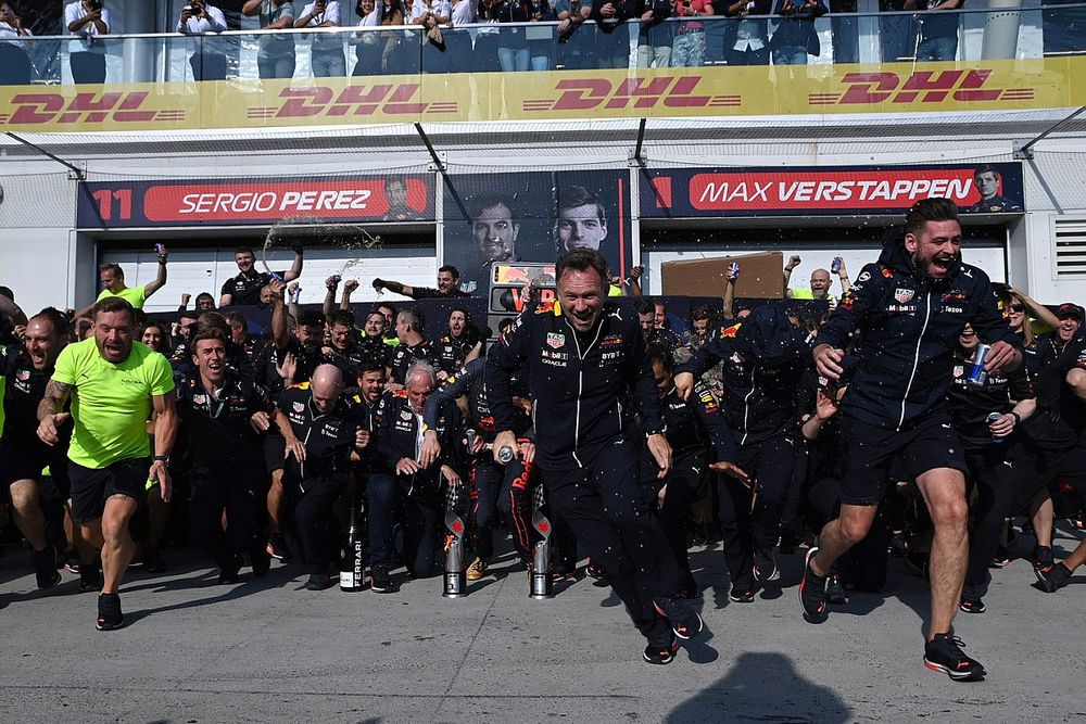 El ganador Max Verstappen, Red Bull Racing, Christian Horner, director de Red Bull Racing, Helmut Marko, asesor de Red Bull Racing, y el equipo Red Bull Racing celebran el triunfo