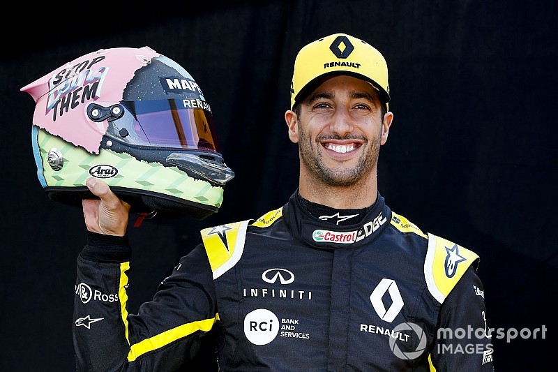 Ricciardo présente son nouveau casque