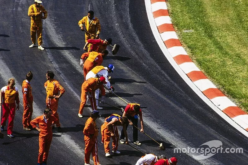 Marshals werken aan het circuit