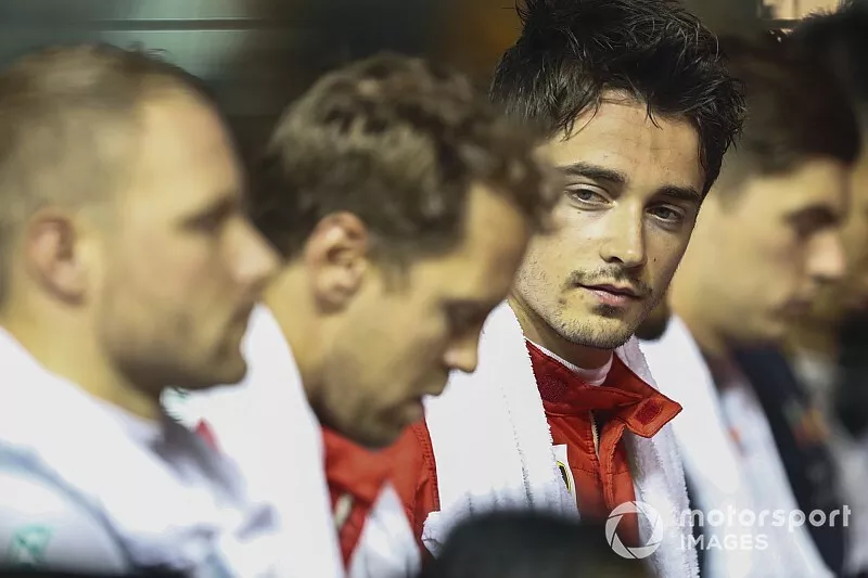 Valtteri Bottas, Mercedes AMG F1, Sebastian Vettel, Ferrari, y Charles Leclerc, Ferrari, se alinean para el himno nacional antes de la salida