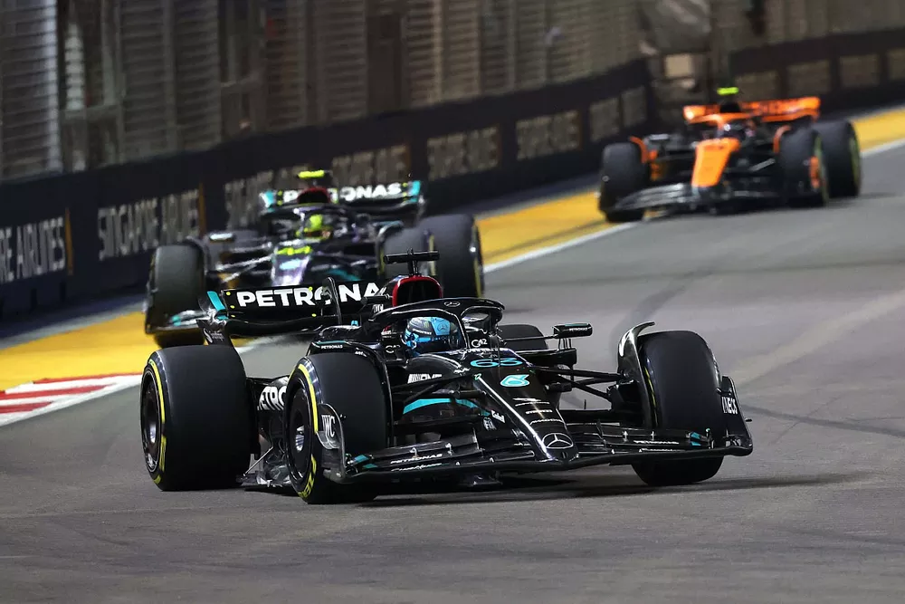 George Russell, Mercedes F1 W14, Lewis Hamilton, Mercedes F1 W14