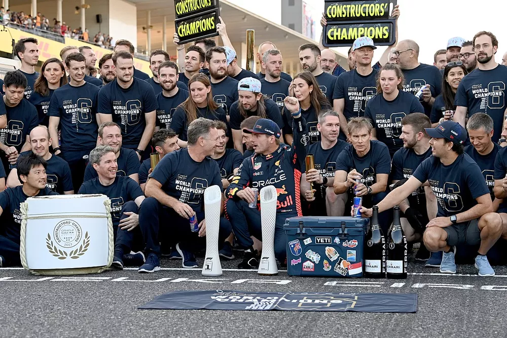 Christian Horner, director del equipo, Red Bull Racing, Max Verstappen, Red Bull Racing, 1ª posición, Sergio Pérez, Red Bull Racing, el equipo Red Bull Racing celebra la victoria en la carrera y el título de Constructores 2023.