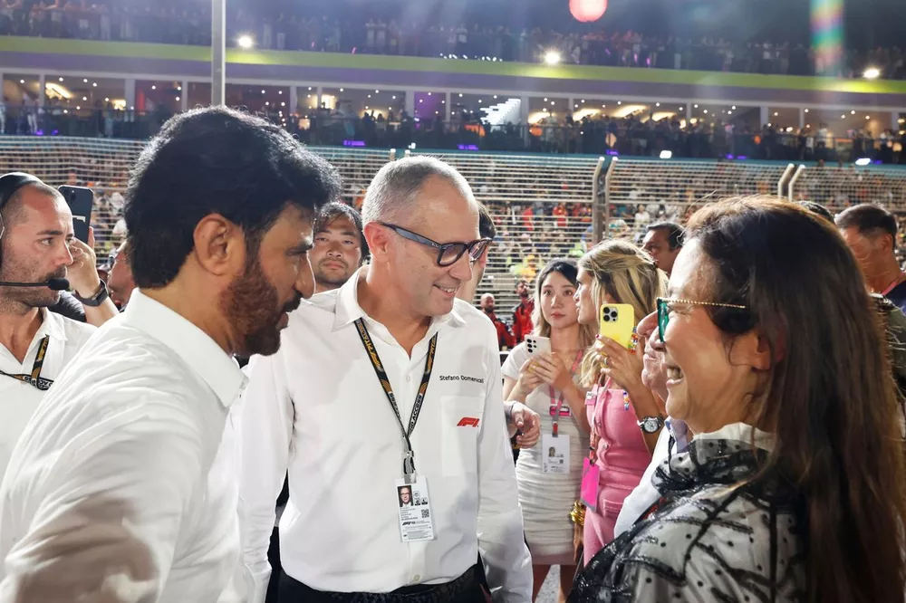 Mohammed bin Sulayem, Presidente de la FIA, y Stefano Domenicali, Director General de la Fórmula 1, en la parrilla de salida.