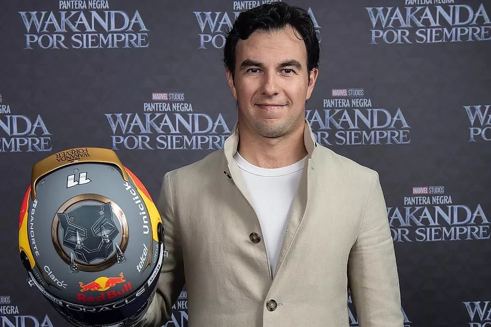 Sergio P&eacute;rez, Red Bull Racing con su casco con el dise&ntilde;o de Wakanda Por Siempre de Marvel