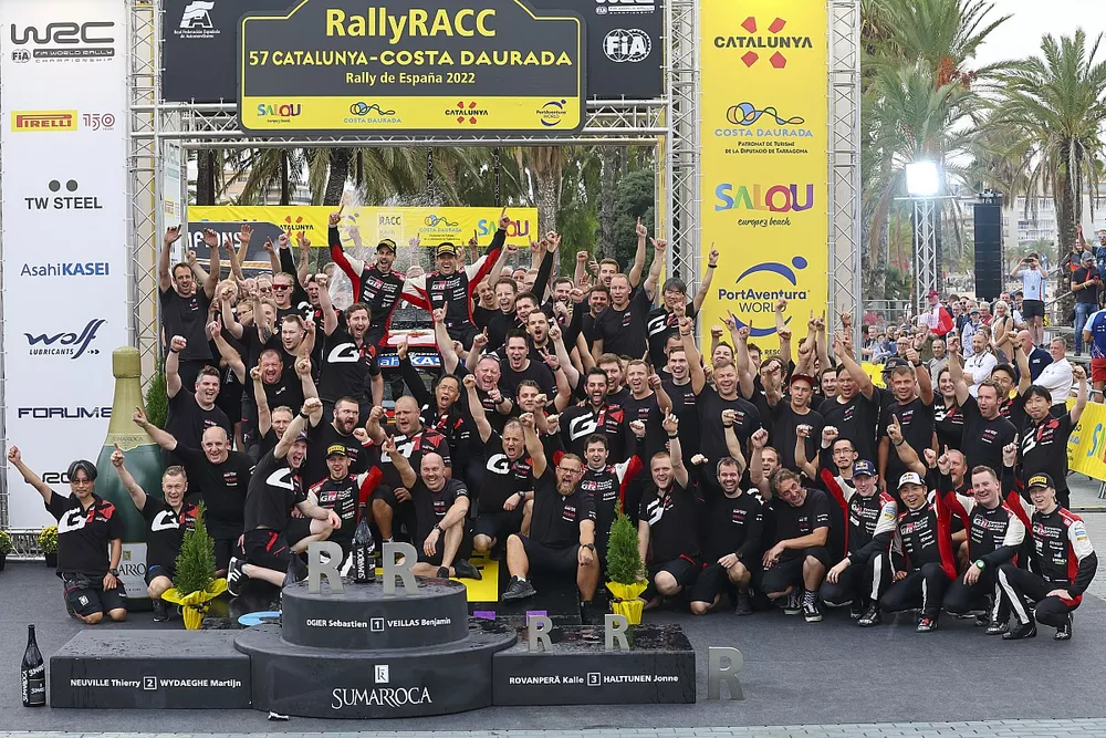 Les vainqueurs Sebastien Ogier, Benjamin Veillas, Toyota Gazoo Racing WRT Toyota GR Yaris Rally1, avec leur &eacute;quipe