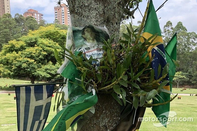Banderas y fotos de un fan de Senna en el cementerio de Sao Paulo