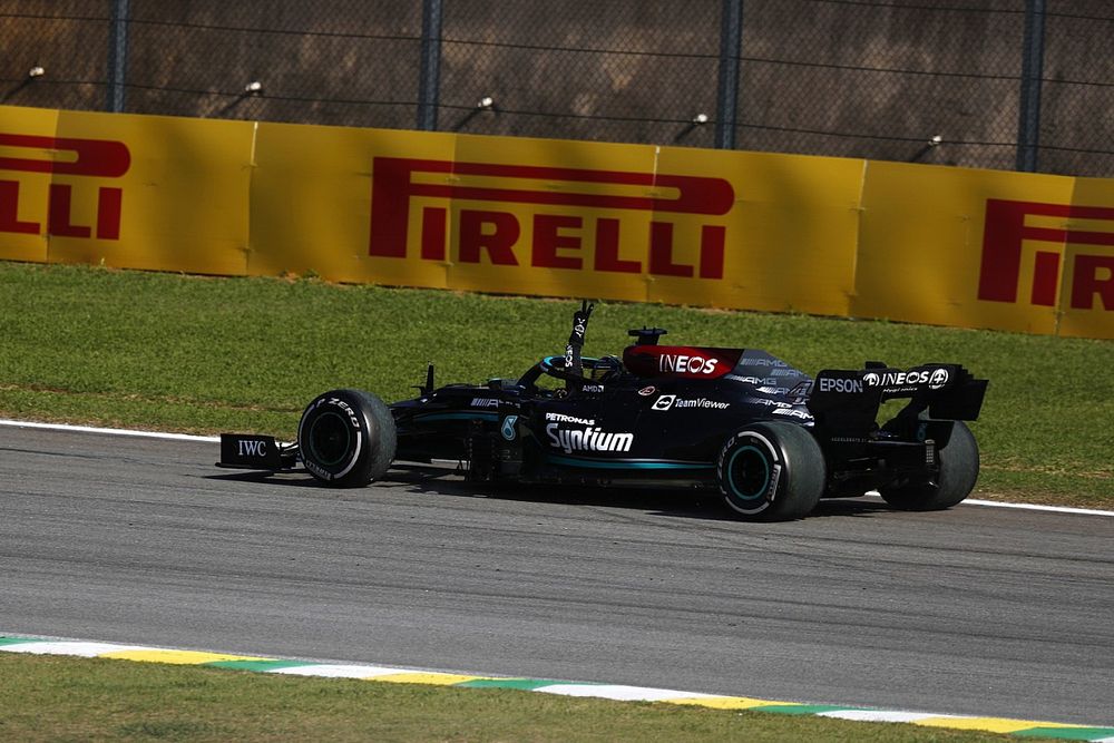 Lewis Hamilton, Mercedes W12, 1ª posición, lo celebra de camino al Parc Ferme