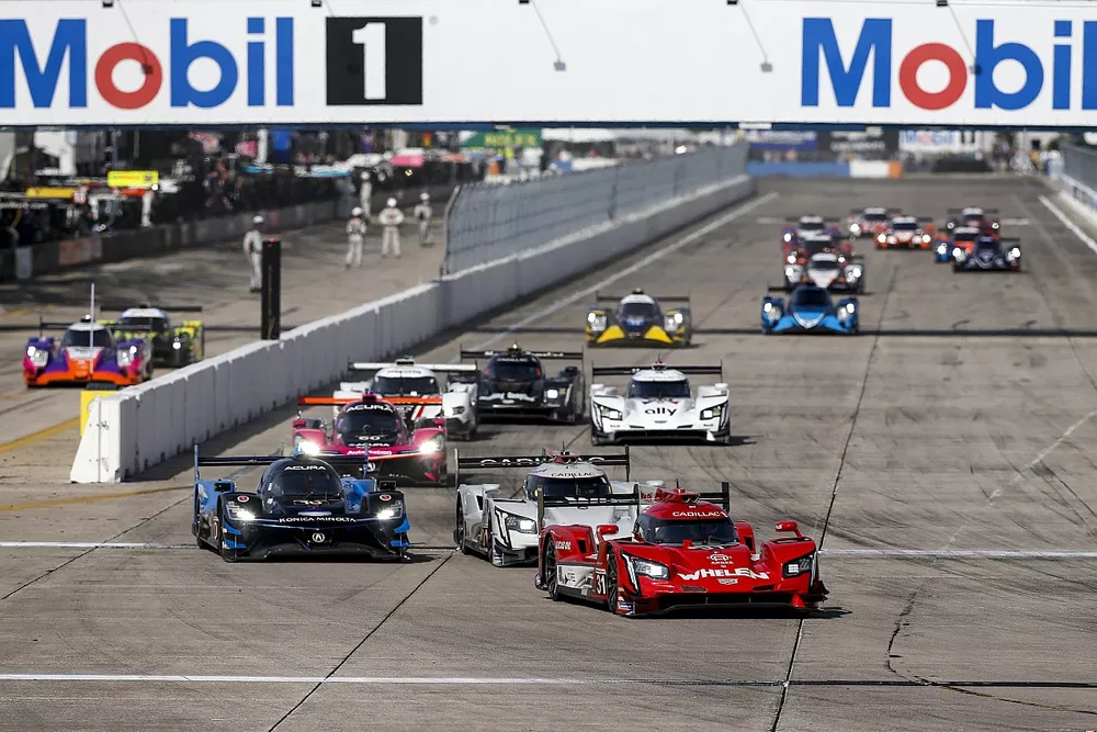 Start action, #31 Action Express Racing Cadillac DPi, DPi: Mike Conway, Felipe Nasr, Pipo Derani, #10: Wayne Taylor Racing Acura ARX-05 Acura DPi, DPi: Ricky Taylor, Filipe Albuquerque, Alexander Rossi, #01: Chip Ganassi Racing Cadillac DPi , DPi: Renger van der Zande, Scott Dixon, Kevin Magnussen, #48: Action Express Racing Cadillac DPi, DPi: Jimmie Johnson, Kamui Kobayashi, Simon Pagenaud, #60: Meyer Shank Racing w/Curb-Agajanian Acura DPi, DPi: Olivier Pla, Dane Cameron, Juan Pablo Montoya