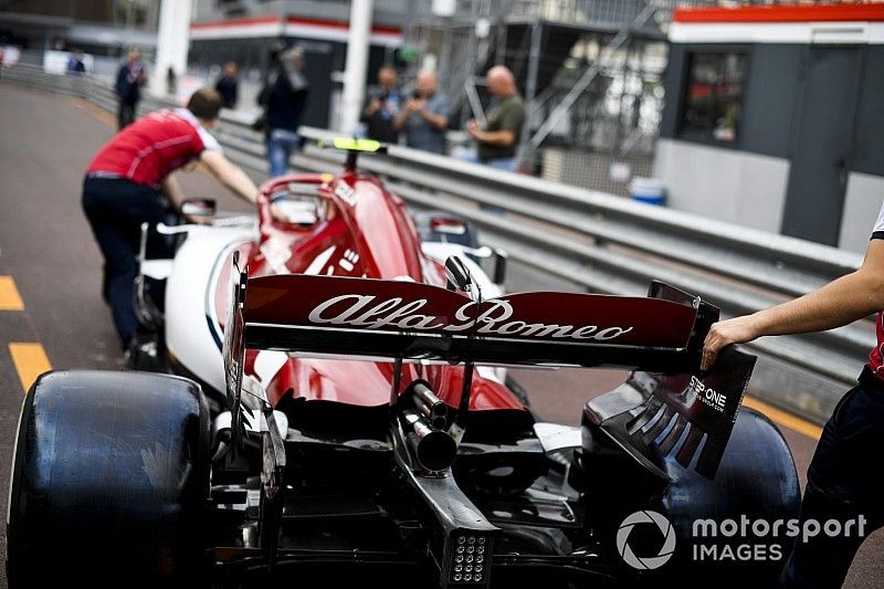 Car of Antonio Giovinazzi, Alfa Romeo Racing C38 being pushed down the pitlane by Alfa Romeo Racing mechanics