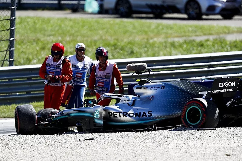 Marshals coming to the crash of Valtteri Bottas, Mercedes AMG W10 