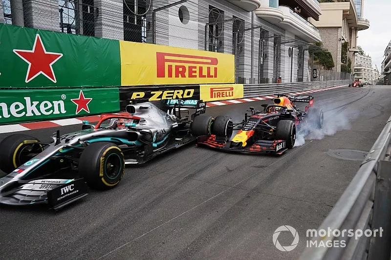 Max Verstappen, Red Bull Racing RB15, makes contact with leader Lewis Hamilton, Mercedes AMG F1 W10, in the closing stages of the race