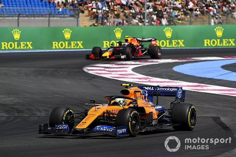 Lando Norris, McLaren MCL34, en Pierre Gasly, Red Bull Racing RB15