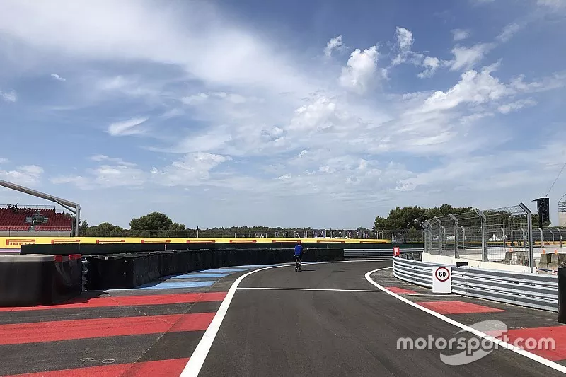 Vue d&eacute;taill&eacute;e de la voie des stands sur le Circuit Paul Ricard
