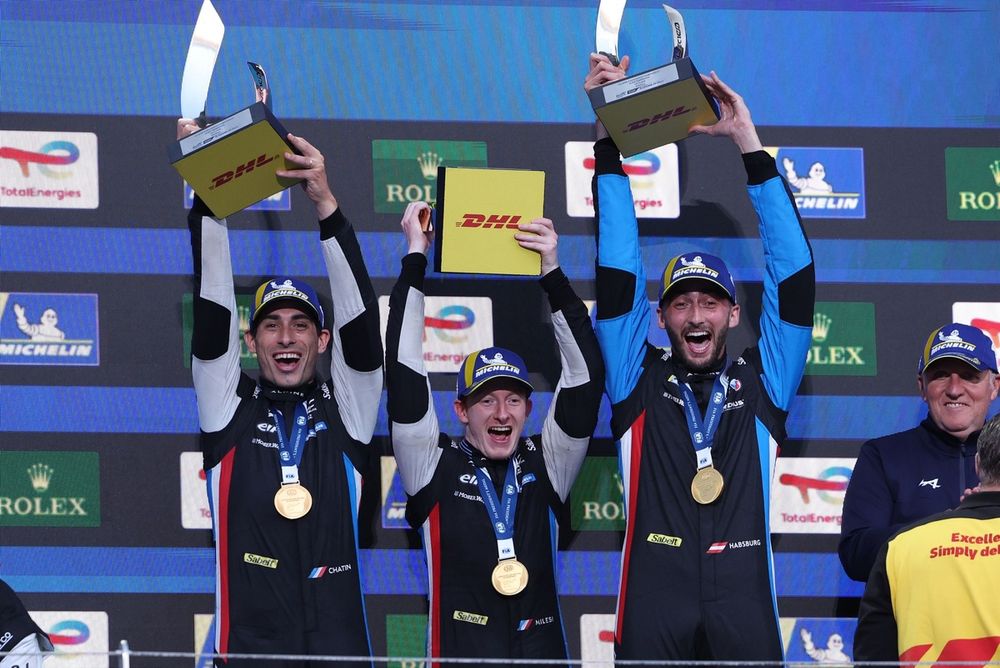 Podium: Race winner #35 Alpine Endurance Team Alpine A424: Paul-Loup Chatin, Ferdinand Habsburg, Charles Milesi