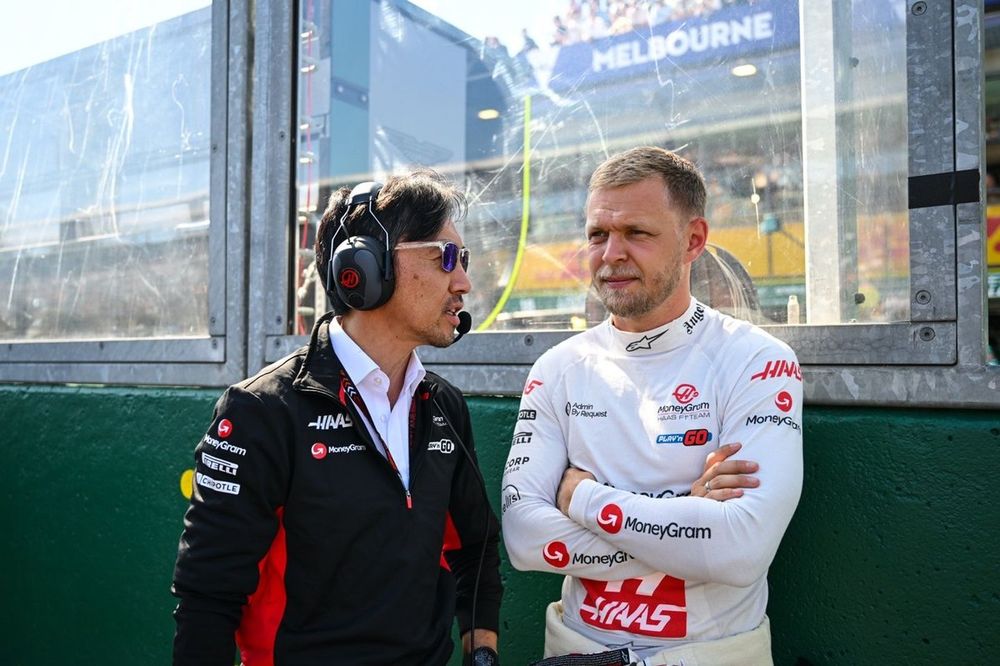 Ayao Komatsu, Director Haas F1 Team, Kevin Magnussen, en la parrilla de salida