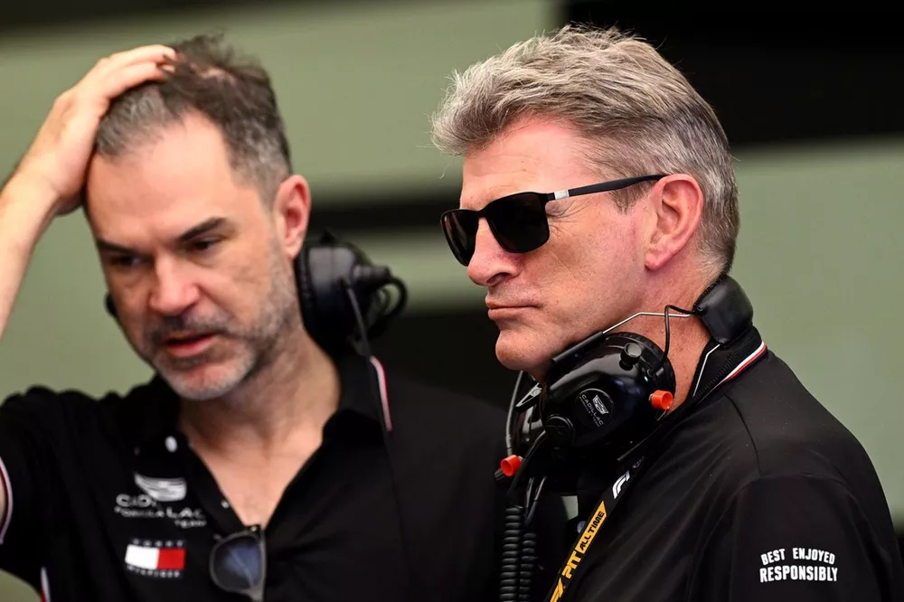 Marc Hynes, director de competici&oacute;n del equipo Cadillac F1, Graeme Lowdon, jefe del equipo Cadillac F1