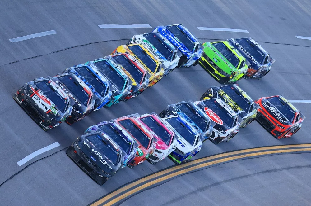 Carson Hocevar, Spire Motorsports Chevrolet; Chris Buescher, RFK Racing Ford