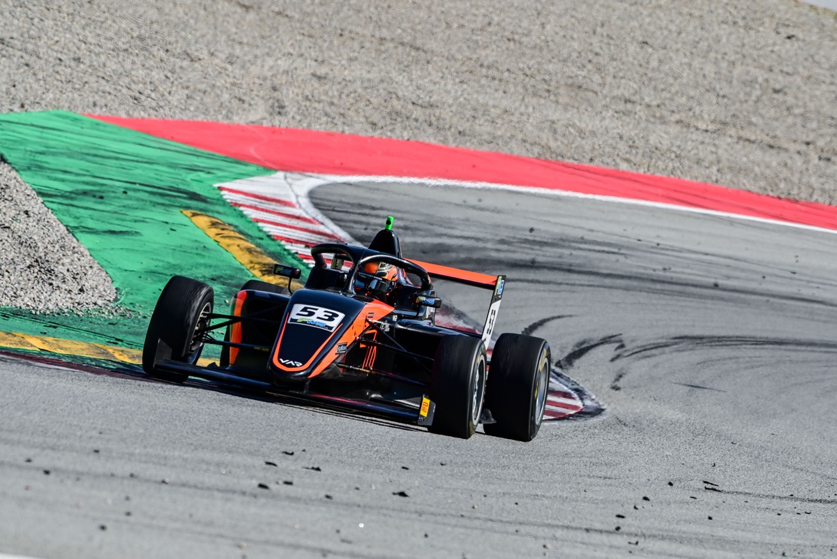 Pedro Lima avança dez posições na corrida 1 da F4 Winter Series e pontua em Barcelona