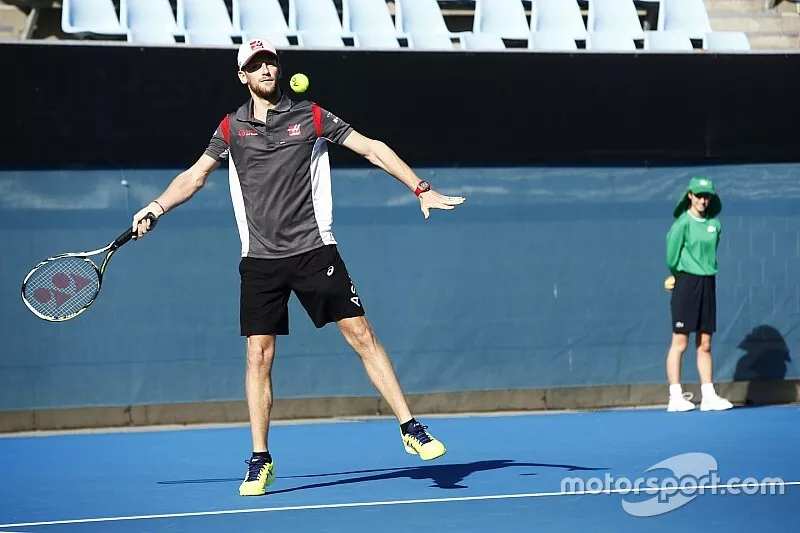 Romain Grosjean, Haas F1 Team, joue au tennis contre Dylan Alcott, Champion paralympique australien