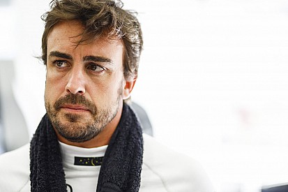 Fernando Alonso "corre" contra la violencia de género