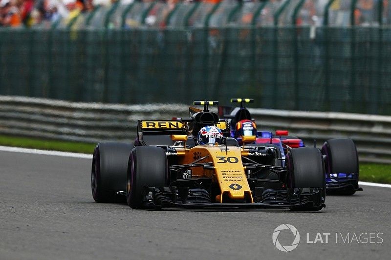 Jolyon Palmer, Renault Sport F1 Team RS17, Carlos Sainz Jr., Scuderia Toro Rosso STR12