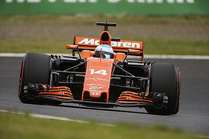 Alonso leva reprimenda por ignorar bandeiras azuis no Japão